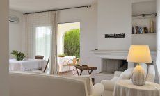Villa Aquila Alta | Soggiorno con camino interno Sardegna