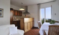 Villa Aquila Alta | Cucina integrata nel soggiorno Sardegna