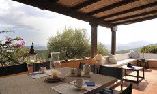 Apartment Country Club 1 | Terrazza con tavolo in pietra e divani Terrazza
