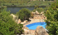 Villa Is Molas Monte | Vista sulla piscina rinfrescante in mezzo alla natura di Is Molas Piscina