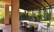 Villa Pino | La terrazza coperta diventa salotto esterno in estate Terrazza coperta