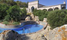 Villa Is Molas Monte | La piscina e la villa sono immersi nel verde delle colline di Is Molas Sardegna
