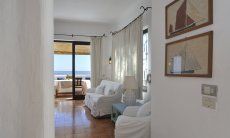 Villa Su Faru 1 | Vista sul salotto, sulla veranda e sul mare Vista sul salotto, sulla veranda e sul mare