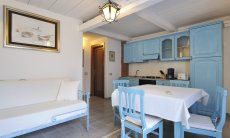 Villetta Pino | Angolo cottura e tavolo Cucina