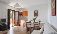Apartment Castededdu 6 | Salotto con cucinotto, tavolo e angolo divano Salotto con cucina