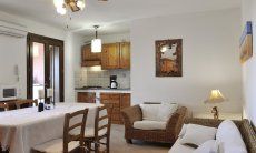 Apartment Castededdu 9 | Soggiorno con tavolo per mangiare, divano e cucinotto Soggiorno