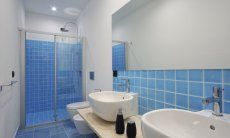 Apartment Cala Liberotto I | Bagno 2 con doccia e doppio lavandino Bagno