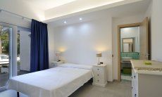 Apartment Cala Liberotto I | Camera 1 con letto matrimoniale e bagno privato Camera da letto