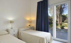 Apartment Cala Liberotto I | Camera 2 con due letti singoli e accesso al giardino Camera da letto