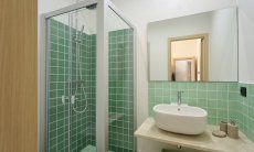 Apartment Cala Liberotto I | Bagno della camera 1 con doccia Bagno