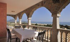 Apartment Castededdu 2 | Terrazza con tavolo da pranzo e vista mare Terrazza con tavolo da pranzo
