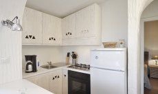 Casa 2 | Cucina bianca e luminoso ben arredata Sardegna