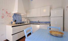 Casa 20 | Cucina con lavastoviglie, fornelli a gas e frigo Cucina abitabile con fornelli a gas, lavastoviglie e frigo  Casa 20, Sant Elmo