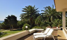 Villa Nautilus | Terrazza spaziosa con lettini da sole Sardegna