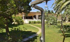 Villa Nautilus | Doccia esterna in giardino Sardegna