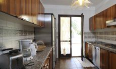 Villa Nautilus | Cucina ben arredata con accesso diretto al giardino Cucina