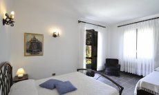 Villa Nautilus | Camera 2 con letto matrimoniale, terzo letto e accesso al giardino Camera da letto