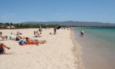 Visitatori sulla spiaggia bianca del Poetto vicino a Cagliari