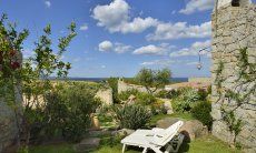 Casa Grecino | Giardino con lettini da sole per godersi la vacanza Giardino con lettini da sole