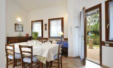 Villa Zoello 10 | Sala da pranzo con tavolo e accesso alla terrazza Sardegna