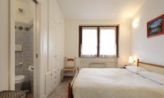 Villa Zoello 10 | Camera da letto 1 con bagno privato Camera da letto con bagno