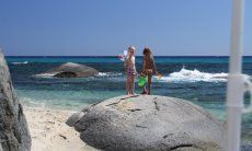 Bambini sulle rocce nel mare di Sant Elmo