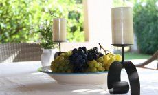 Villa Romana | Tavolo preparato con candele e uva sarda Sardegna