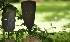 Villa Ulivi 12 | Maschere asiatiche decorano il giardino Dettagli