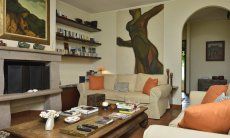Villa Ulivi 12 | Divano e camino nel salotto Salone