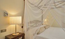 Villa Ulivi 12 | Camera 1 con letto matrimoniale con baldacdhino Camera