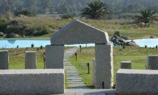 Arco in granito sopra la passeggiata che porta alla piscina di Li Conchi