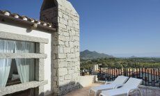 Li Conchi 11 | Veranda con lettini da sole e vista mare Sardegna