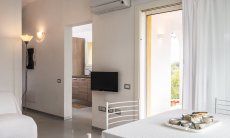 Villa Caterina | Ingresso con TV e aria condizionata Vista della cucina