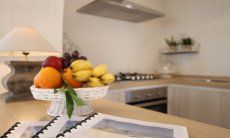 Li Conchi 32 | Cucina con composizione di frutta fresca Sardegna