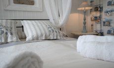 Li Conchi 25 | Letto matrimoniale nella camera 3 al piano sotto Dettaglio seminterrato