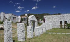 Villaggio Li Conchi con le strutture in granito