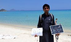 Li Conchi 26 | Venditore ambulante sulla spiaggia di Cala Sinzias Venditore ambulante sulla spiaggia di Cala Sinzias