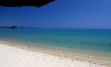 Sabbia bianca e acqua limpida sulla spiaggia di Cala Sinzias, dista solo 2 km da Li Conchi