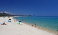 Spiaggia bellissima di sabbia bianca a Cala Sinzias, solo circa 2 km da Li Conchi