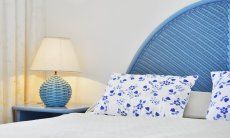 Villa Bella | Letto matrimoniale della camera 1 Letto con testata, tavolino da notte e abat-jour in celeste