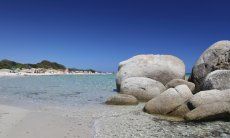 Mare cristallina della Sardegna sulla spiaggia di Sant Elmo