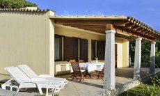 Villa Rosamar | Terrazza con ampio giardino e sedie sdraio Sardegna