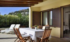 Villa Rosamar | Spazio esterno con tavolo da pranzo Sardegna