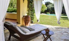 Villa Ulivi 12 | Lettino con tavolino e vista giardino per rilassarsi Relax