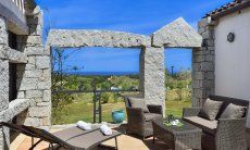 Li Conchi 39 | Patio con lettini da sole, divanetto e vista mare Veranda