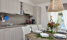 Villa Campidano 20 | Cucina con tavolo da pranzo Tavolo per mangiare e cucina di Villa Campidano 20