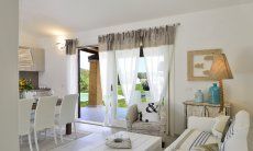 Villa Campidano 21 | Sala con portafinestra sul giardino con piscina Sala con porta per la piscina di Villa Campidano 21