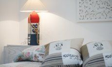 Villa Campidano 21 | Camera 1 con accessori di arredamento in stile mediterraneo Letto con cuscini, tavolino da notte e abat-jour Villa Campidano 21
