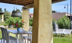 Villa Campidano 7 | Veranda con tavolo per mangiare e giardino Veranda con giardino