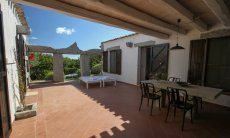 Casa 1 | Patio con molto spazio, arredato con tavolo in granito per mangiare e lettini da sole per il relax Patio